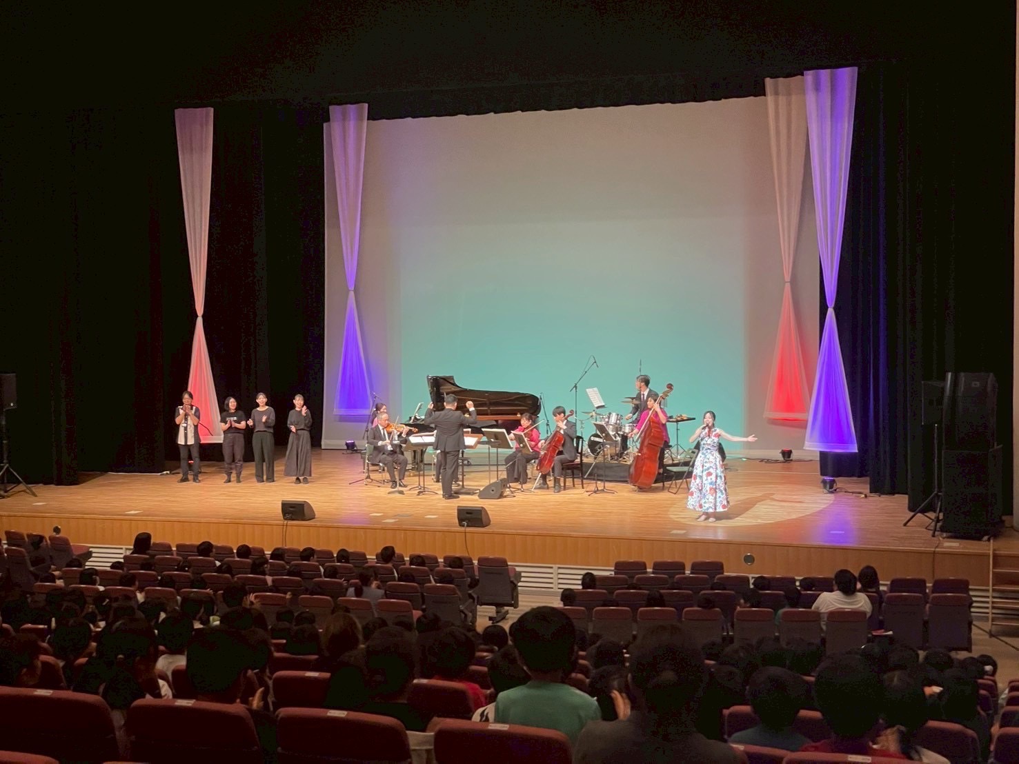 ホールでのコンサート出演風景